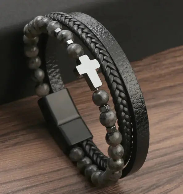 Armbånd med kors og steiner