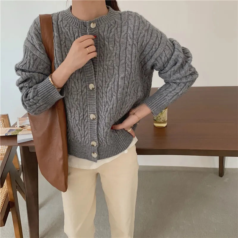 Løs strikket cardigan med lange ermer
