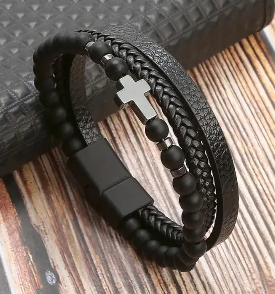 Armbånd med kors og steiner